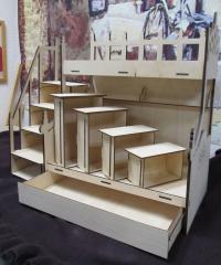 Деревянная кукольная кровать с выдвижными ящиками.